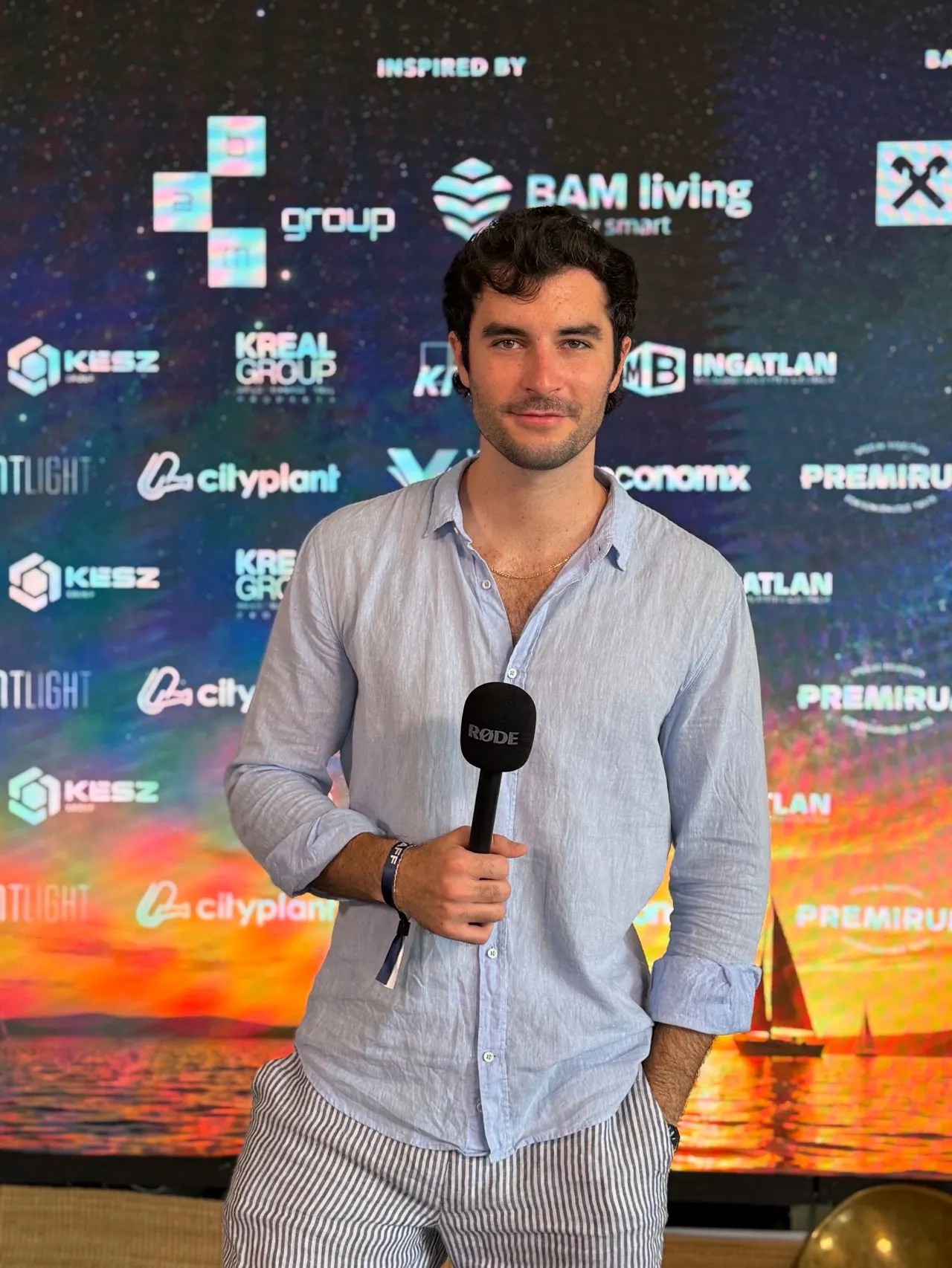 dr. Áron Balázs with a reporter’s microphone at the Ingatlan Regatta